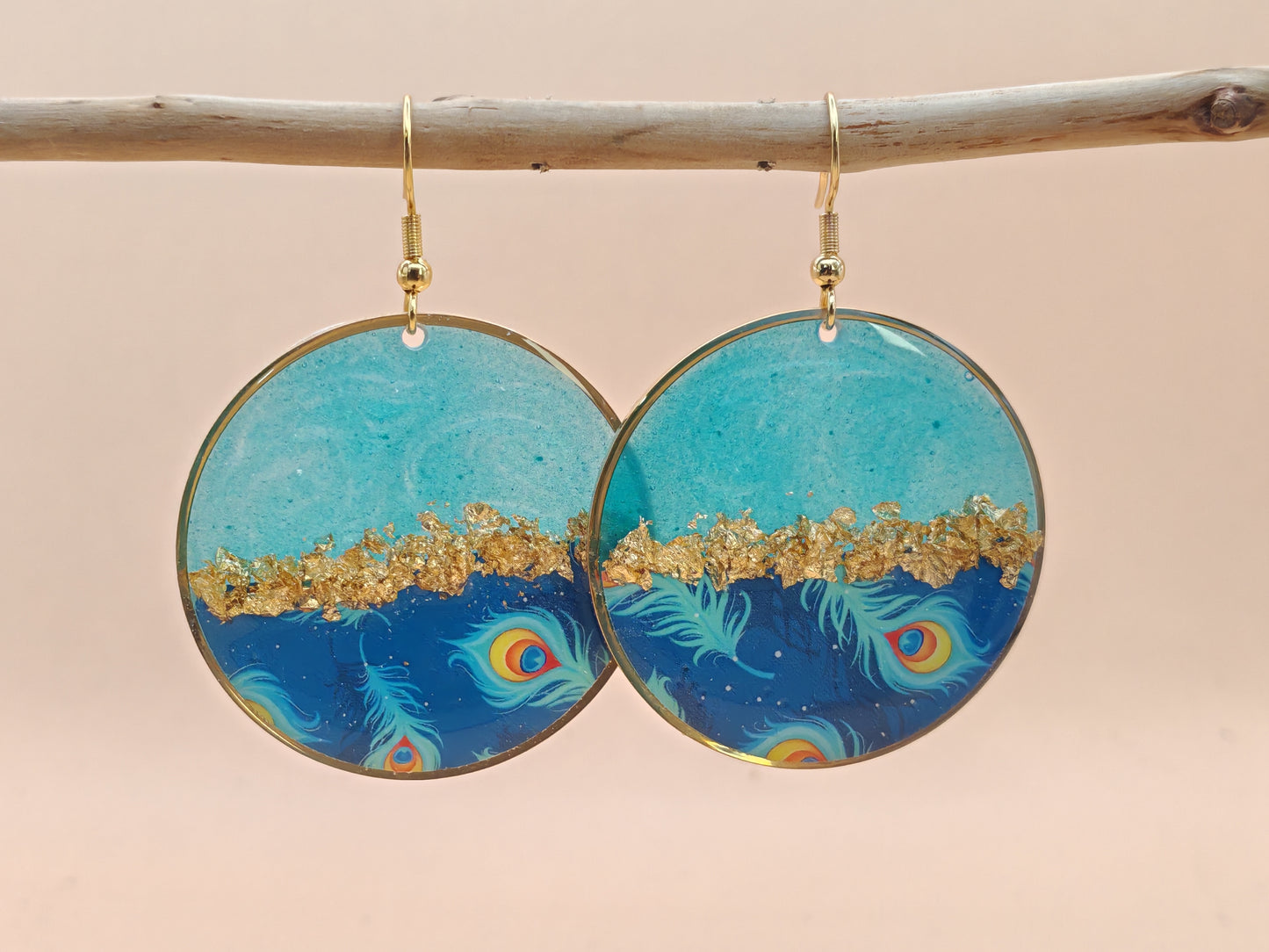 Boucles d’oreilles pendantes – Plumes célestes et éclat doré