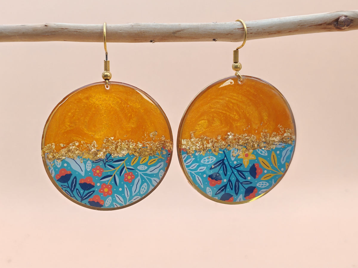 Boucles d’oreilles pendantes – Doré lumineux et floraison bleue