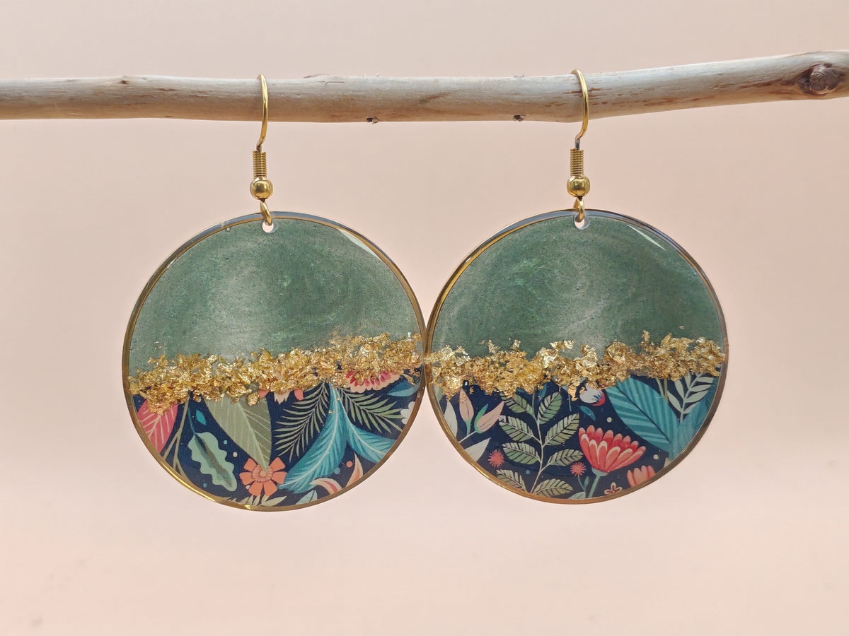 Boucles d’oreilles pendantes – Vert profond et feuillage délicat