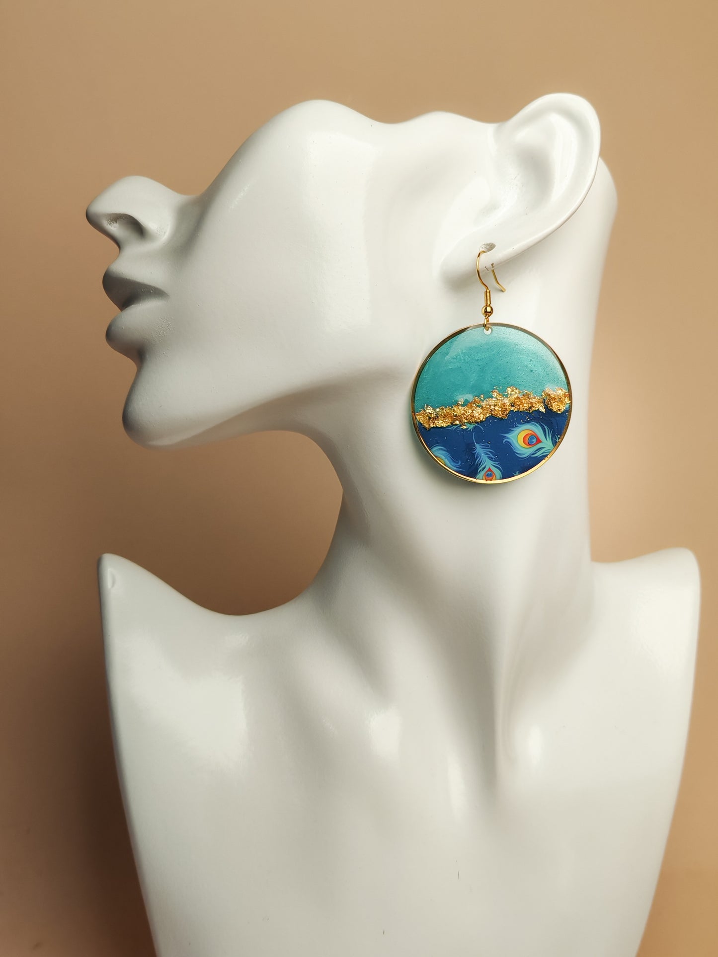 Boucles d’oreilles pendantes – Plumes célestes et éclat doré