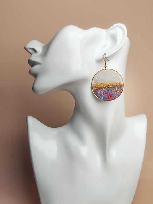 Boucles d’oreilles pendantes – Fleurs délicates et éclats dorés