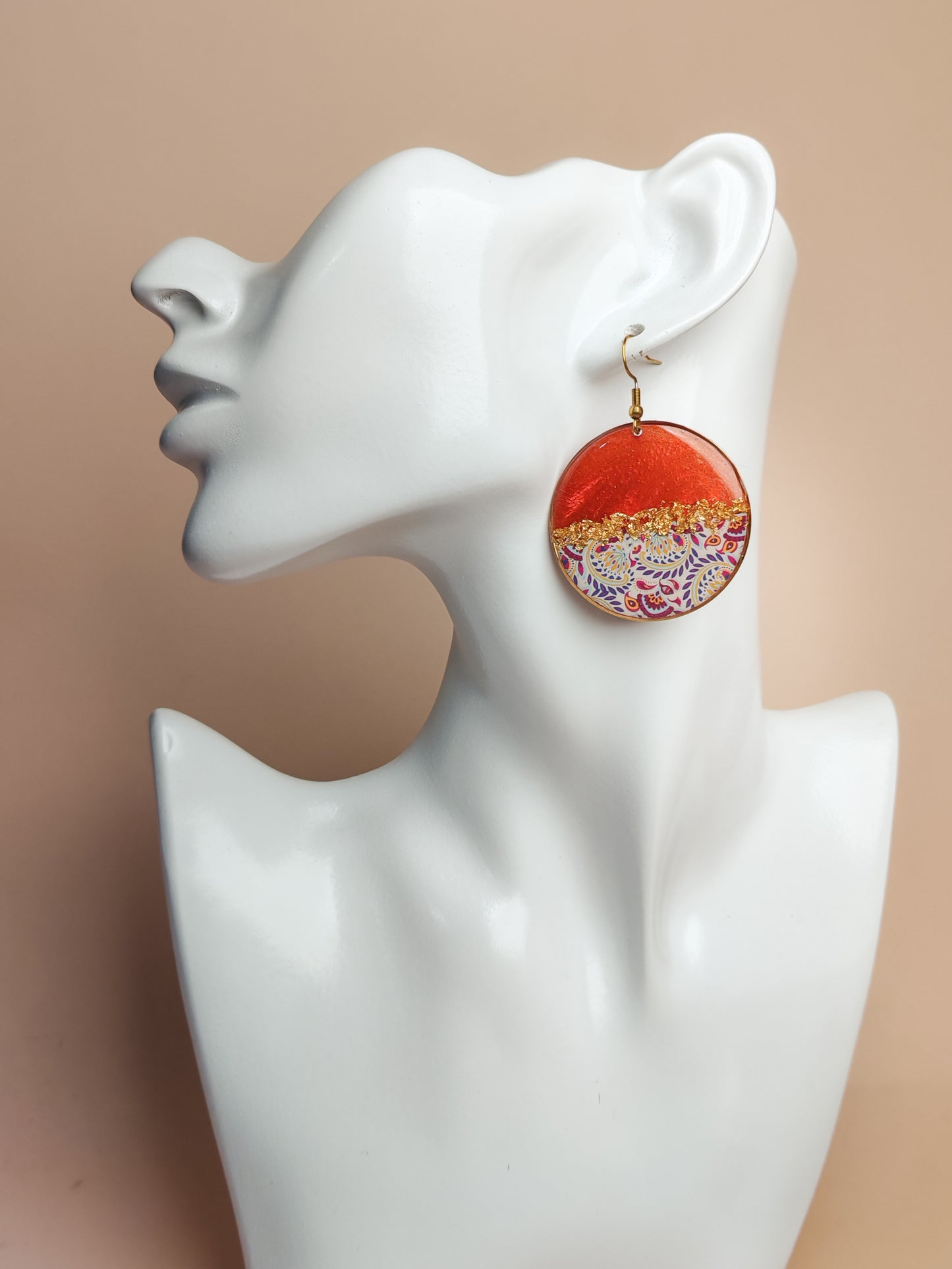 Boucles d’oreilles pendantes – Rouge profond et arabesques dorées