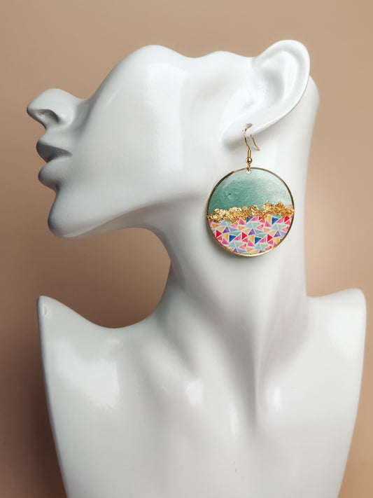 Boucles d’oreilles pendantes – Géométrie colorée et éclats dorés