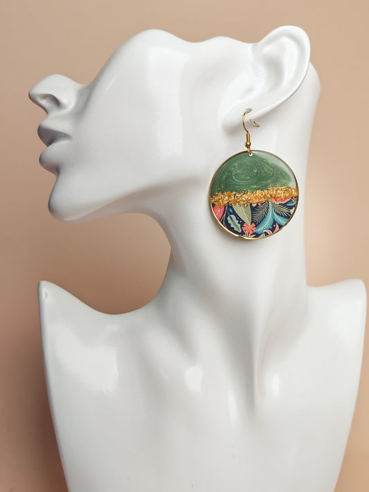 Boucles d’oreilles pendantes – Vert profond et feuillage délicat