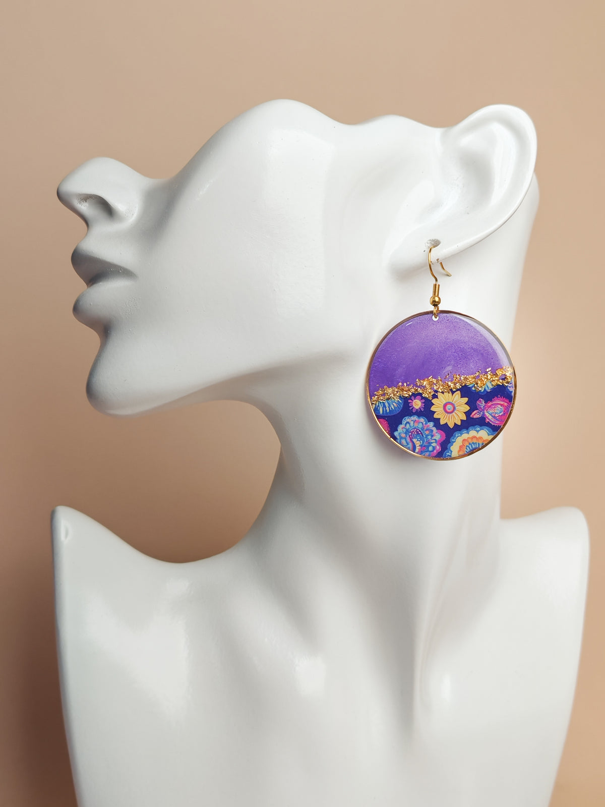 Boucles d’oreilles pendantes – Violet profond et rêveries florales