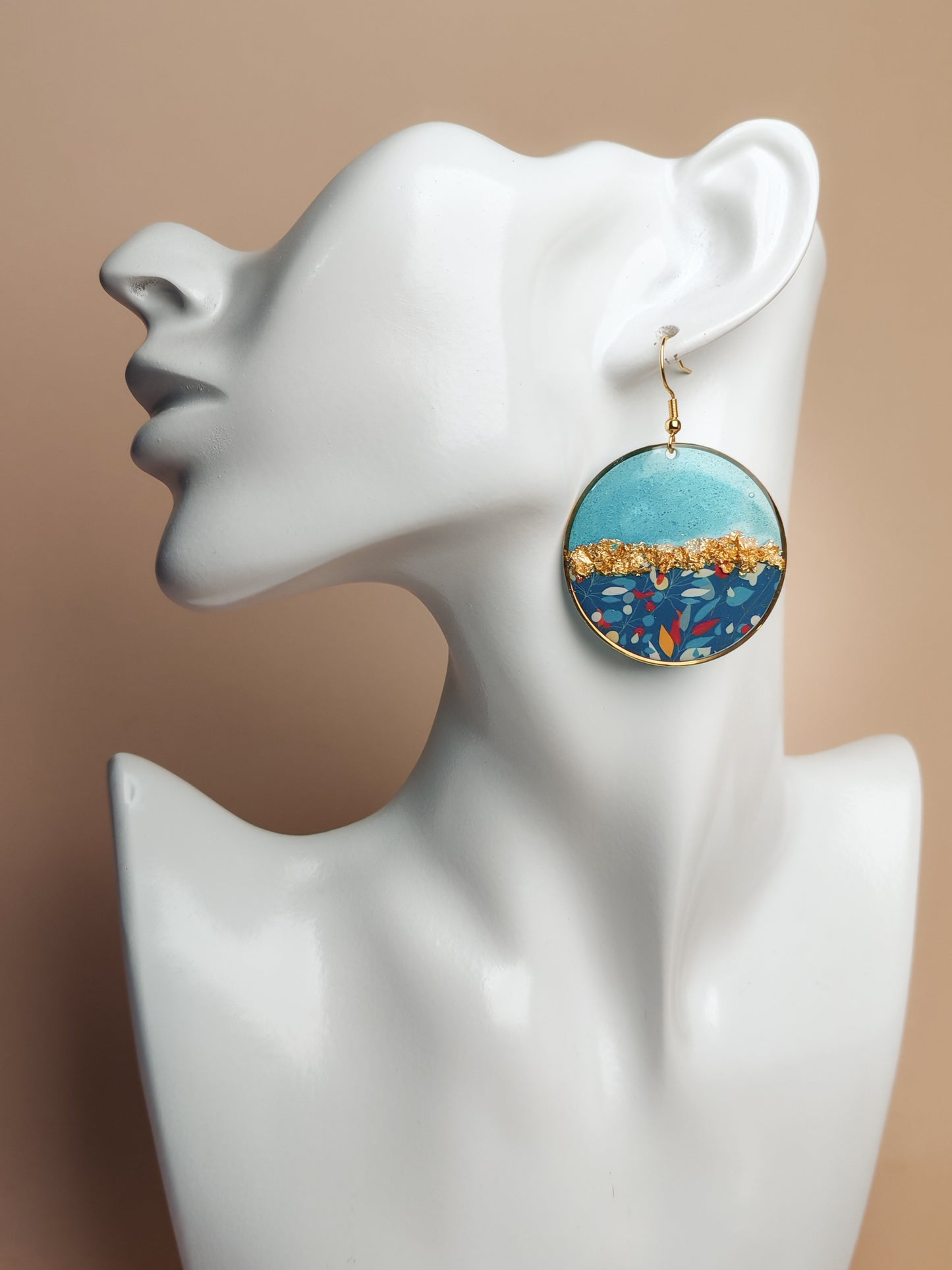 Boucles d’oreilles pendantes – Feuillage graphique sur bleu profond