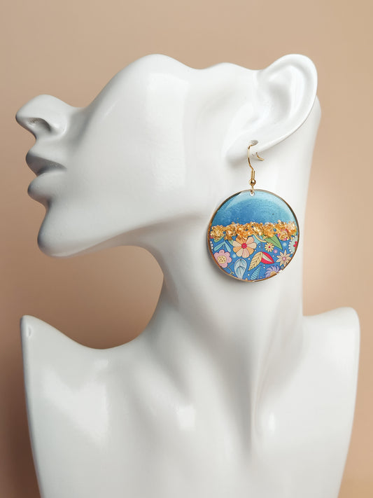 Boucles d’oreilles pendantes – Jardin bleu et éclats dorés