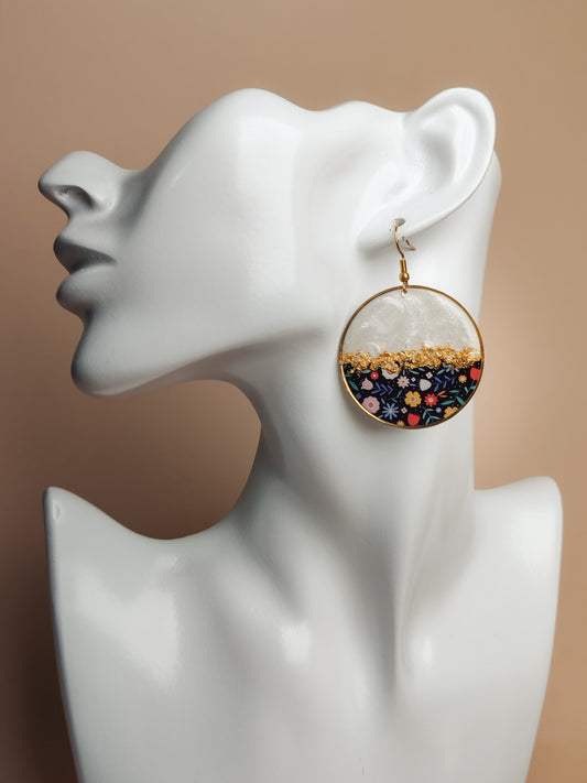 Boucles d’oreilles pendantes – Nacre douce et floraison nocturne