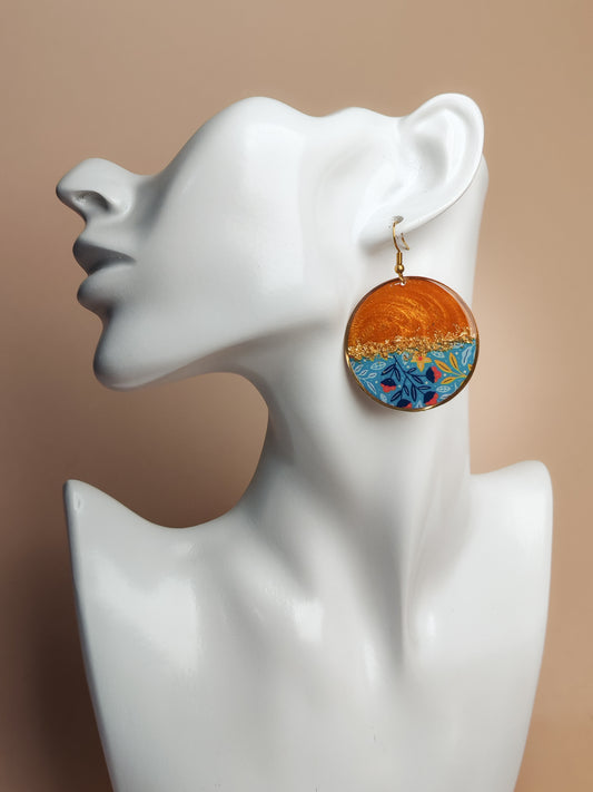 Boucles d’oreilles pendantes – Doré lumineux et floraison bleue