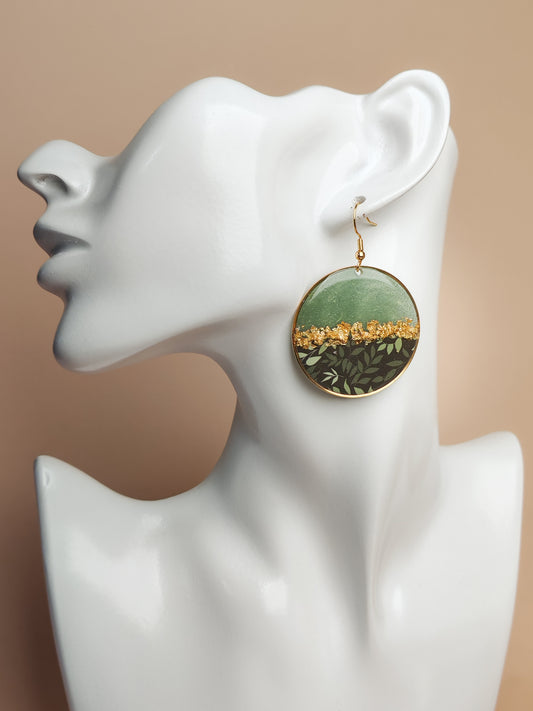Boucles d’oreilles pendantes – Feuillage profond et éclats dorés