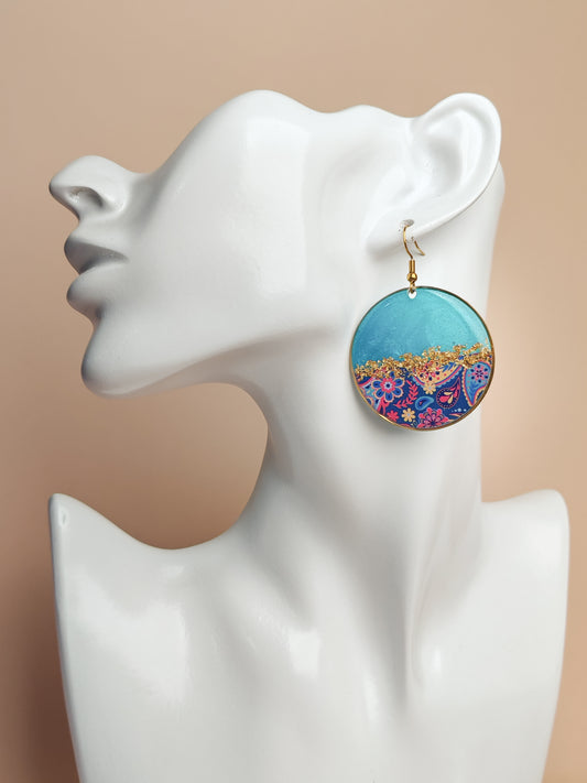 Boucles d’oreilles pendantes – Bleu lagon et arabesques florales