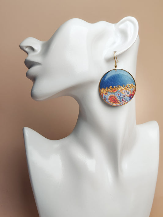 Boucles d’oreilles pendantes – Bleu profond et arabesques délicates