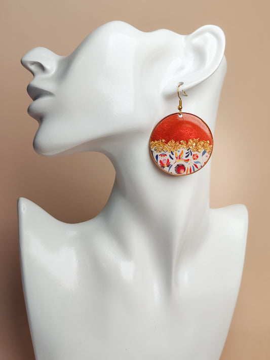 Boucles d’oreilles pendantes – Rouge profond et floraison délicate