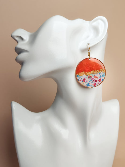 Boucles d’oreilles pendantes – Rouge cuivré et floraison délicate