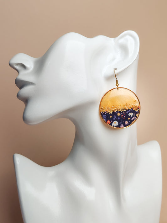 Boucles d’oreilles pendantes – Doré solaire et floraison délicate