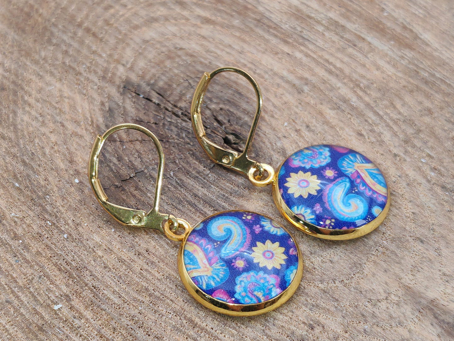 Boucles d’oreilles dormeuses – Motifs colorés sur fond bleu profond