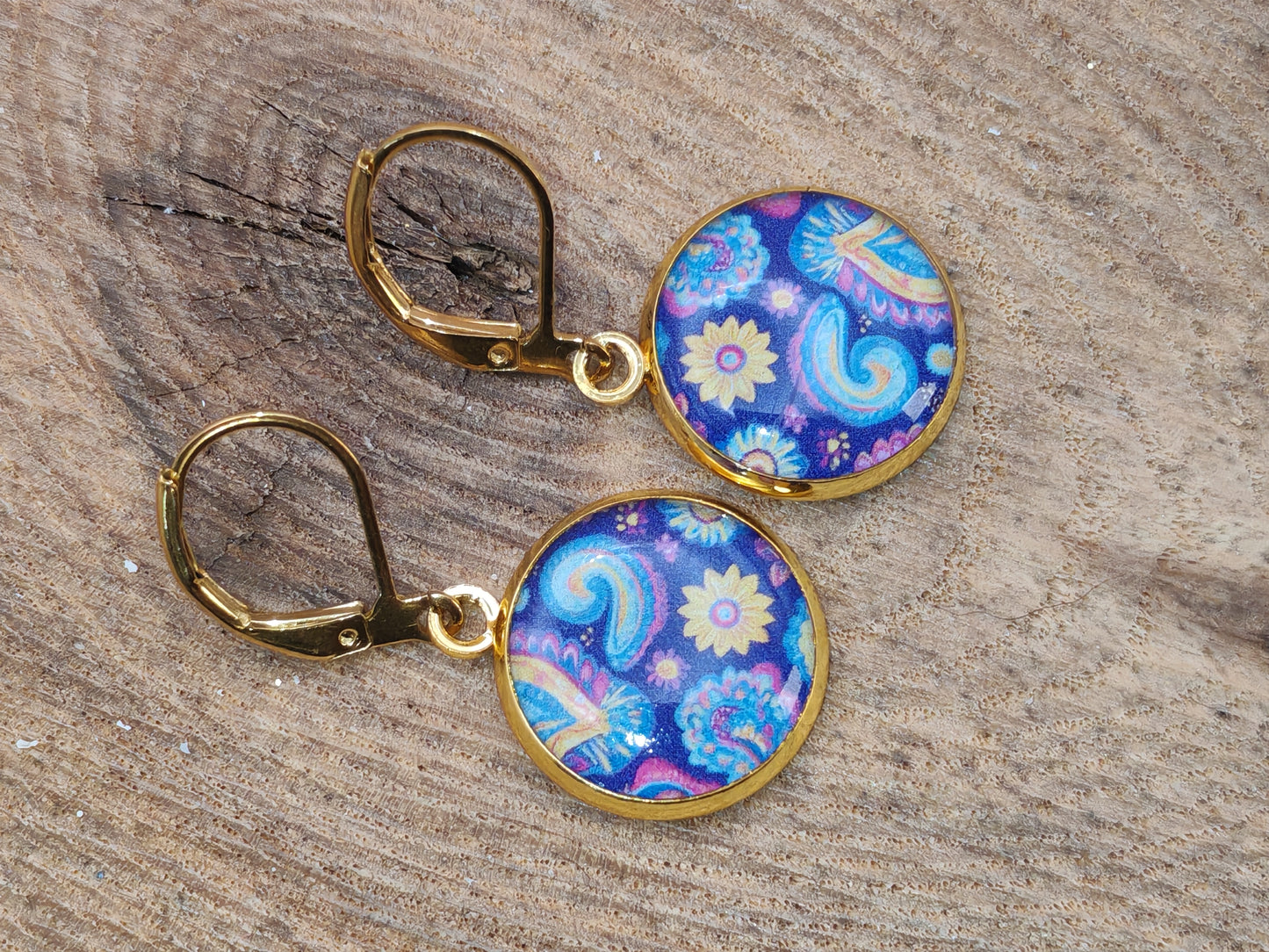 Boucles d’oreilles dormeuses – Motifs colorés sur fond bleu profond