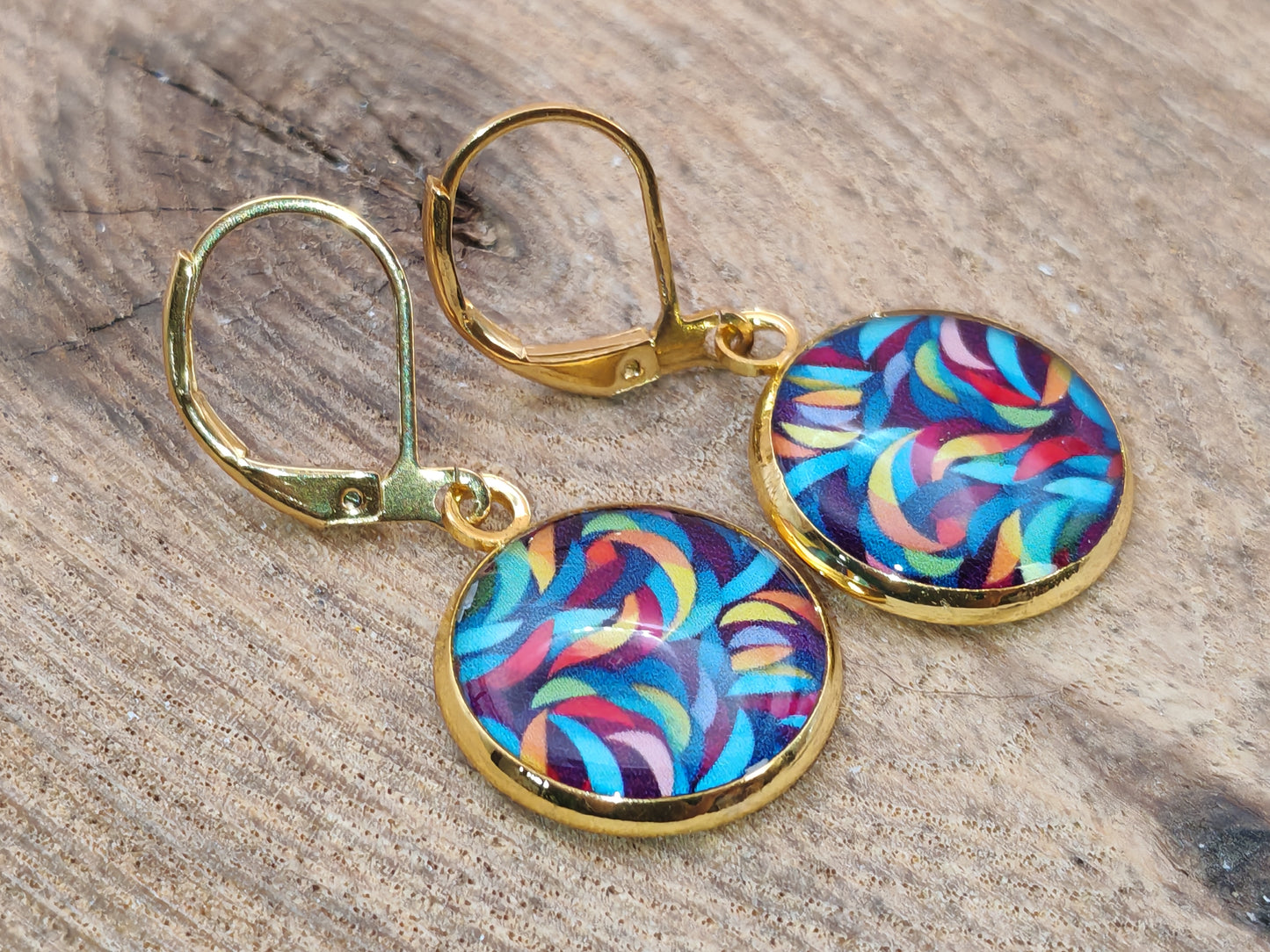 Boucles d’oreilles dormeuses – Spirales colorées en mouvement