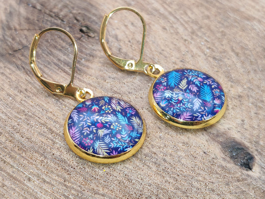 Boucles d’oreilles dormeuses – Feuillage coloré sur fond bleu nuit