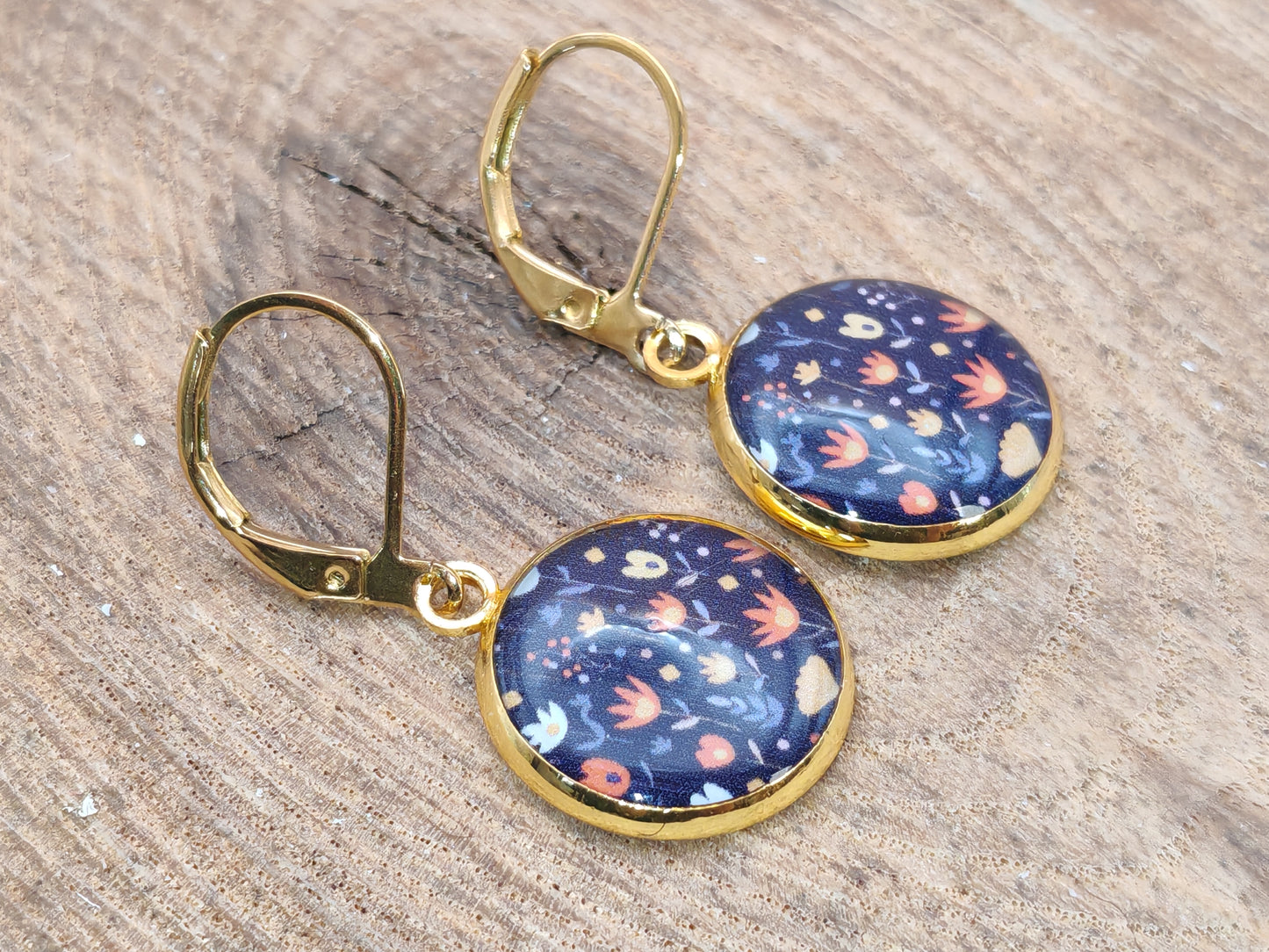 Boucles d’oreilles dormeuses – Fleurs nocturnes sur fond noir profond