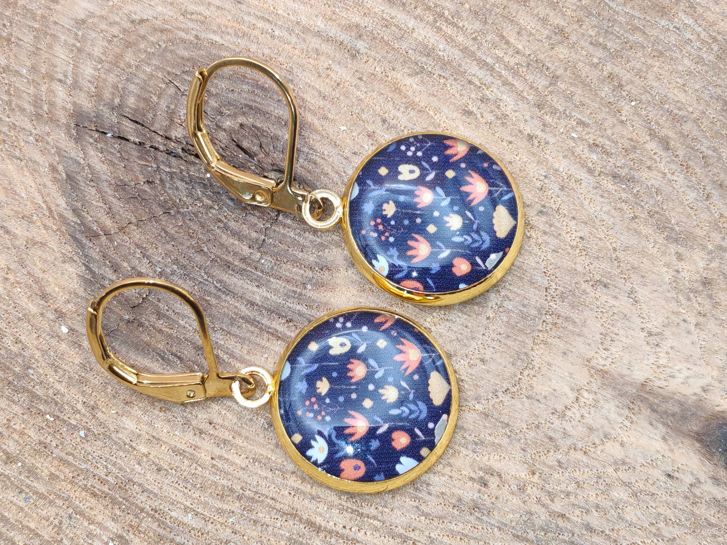 Boucles d’oreilles dormeuses – Fleurs nocturnes sur fond noir profond