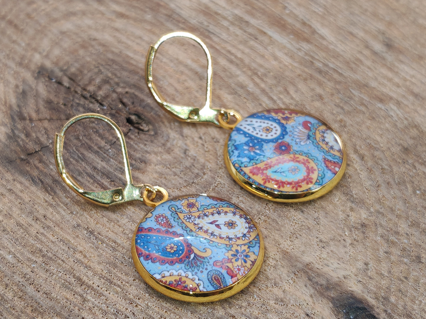 Boucles d’oreilles dormeuses – Arabesques colorées sur fond bleu clair