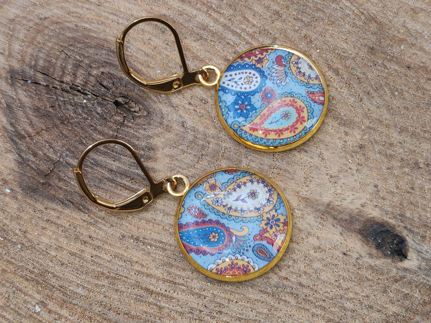 Boucles d’oreilles dormeuses – Arabesques colorées sur fond bleu clair