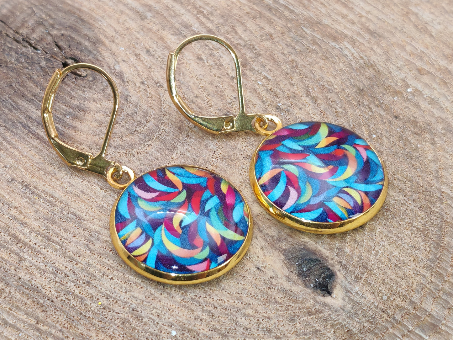 Boucles d’oreilles dormeuses – Volutes colorées sur fond bleu