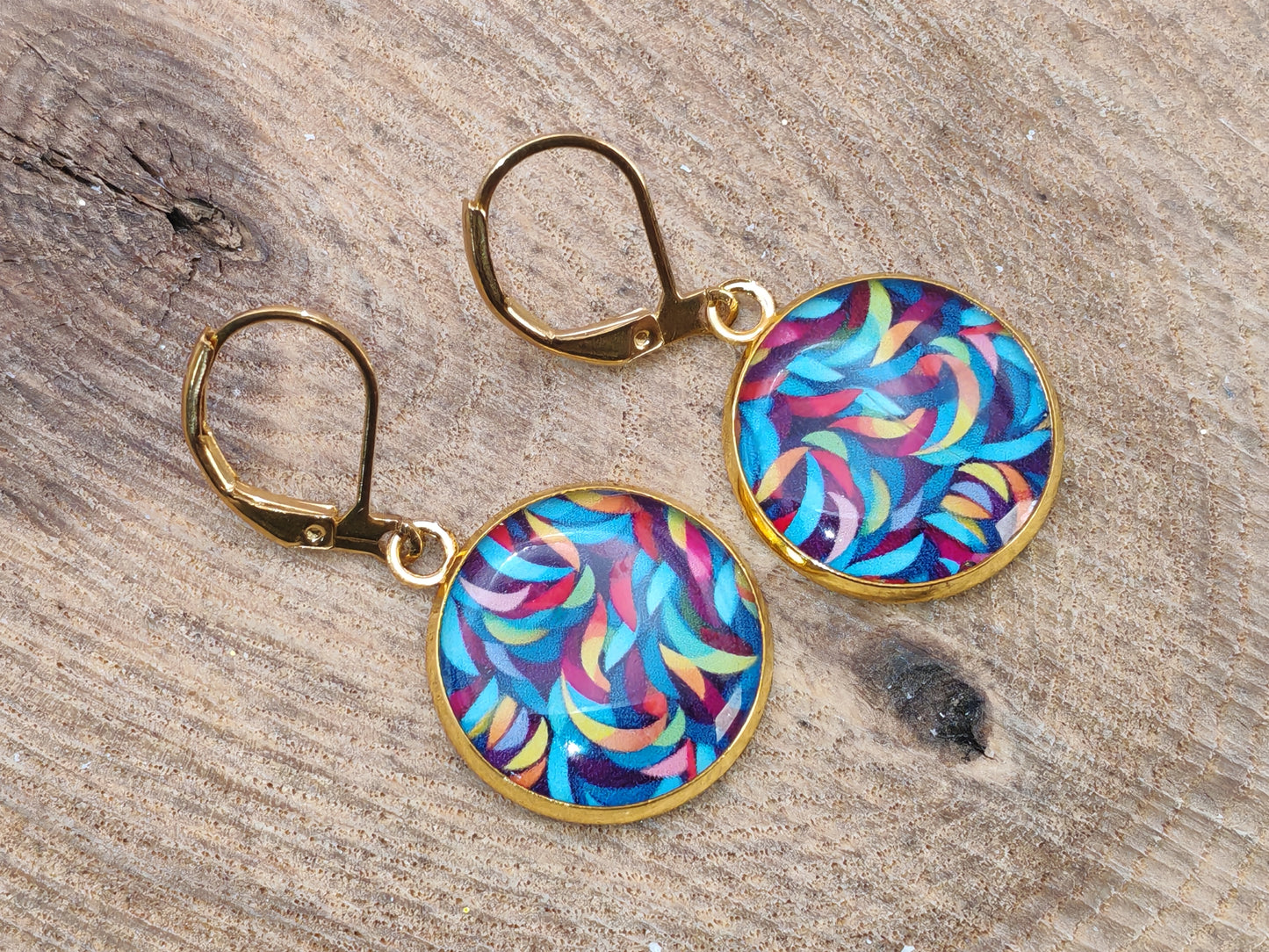 Boucles d’oreilles dormeuses – Volutes colorées sur fond bleu