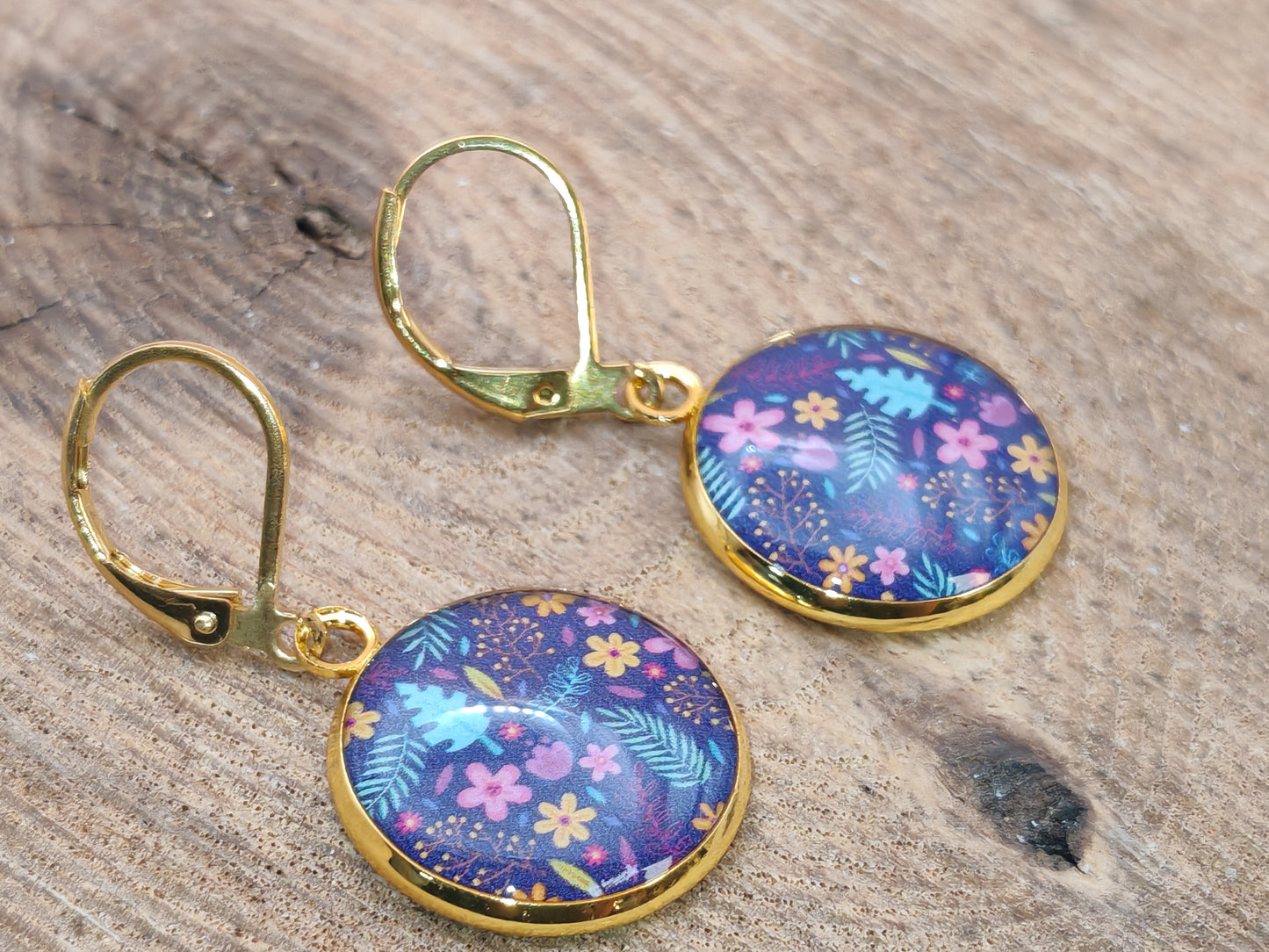 Boucles d’oreilles dormeuses – Herbier nocturne aux fleurs colorées