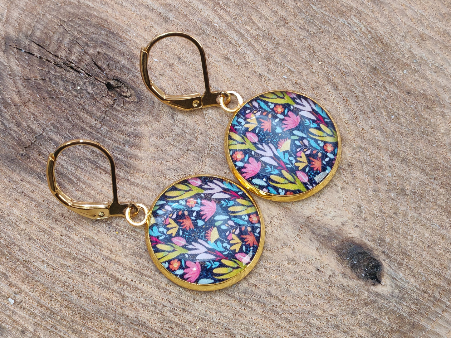 Boucles d’oreilles dormeuses – Feuillage coloré sur fond profond