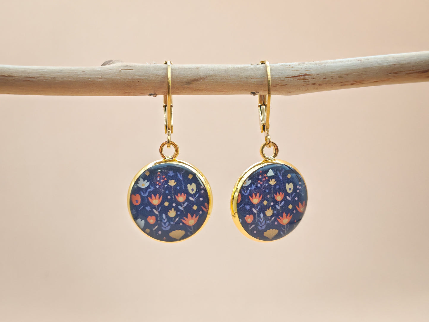 Boucles d’oreilles dormeuses – Fleurs nocturnes sur fond noir profond