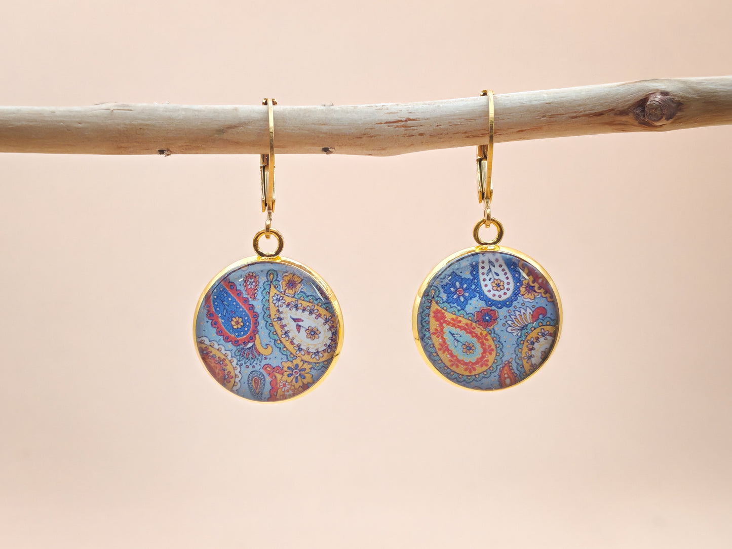 Boucles d’oreilles dormeuses – Arabesques colorées sur fond bleu clair