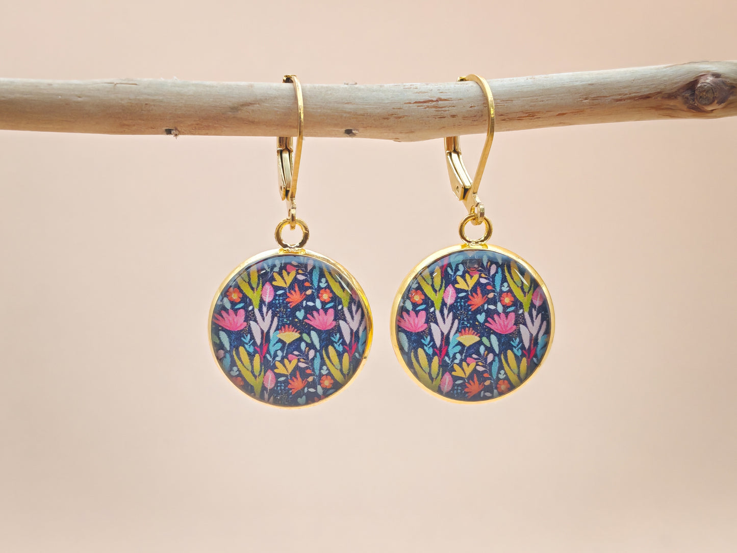 Boucles d’oreilles dormeuses – Feuillage coloré sur fond profond