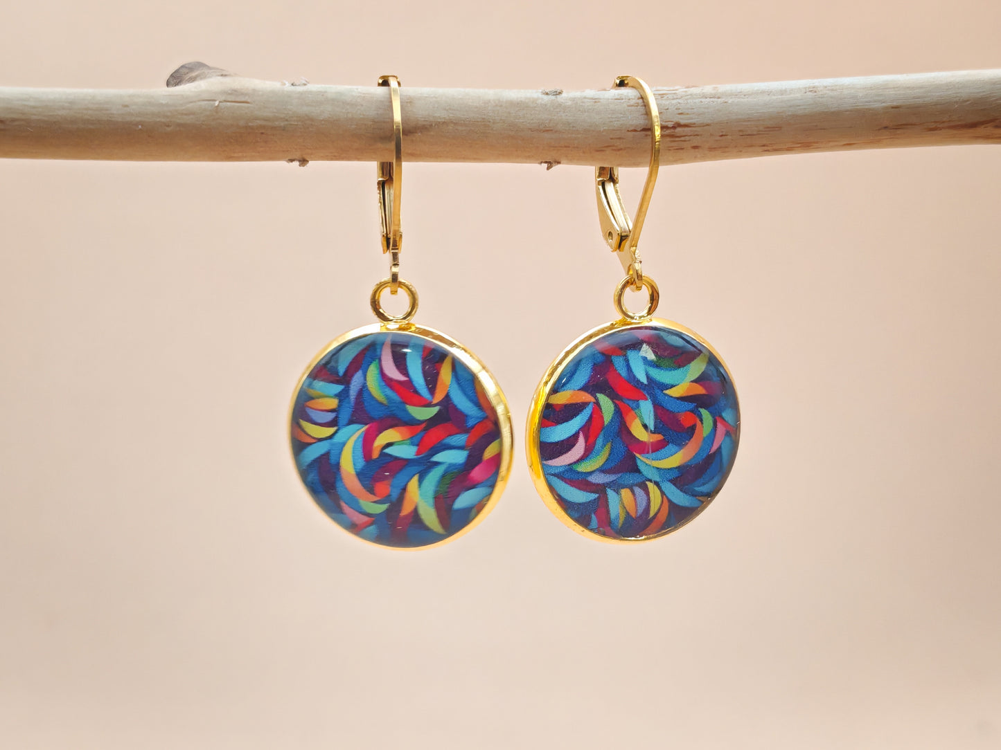Boucles d’oreilles dormeuses – Volutes colorées sur fond bleu