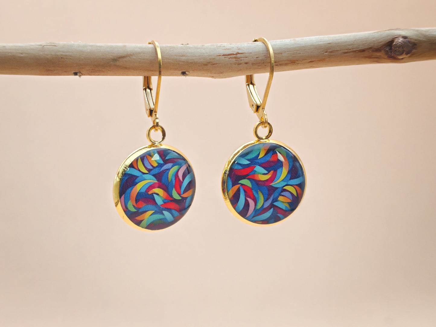 Boucles d’oreilles dormeuses – Spirales colorées en mouvement