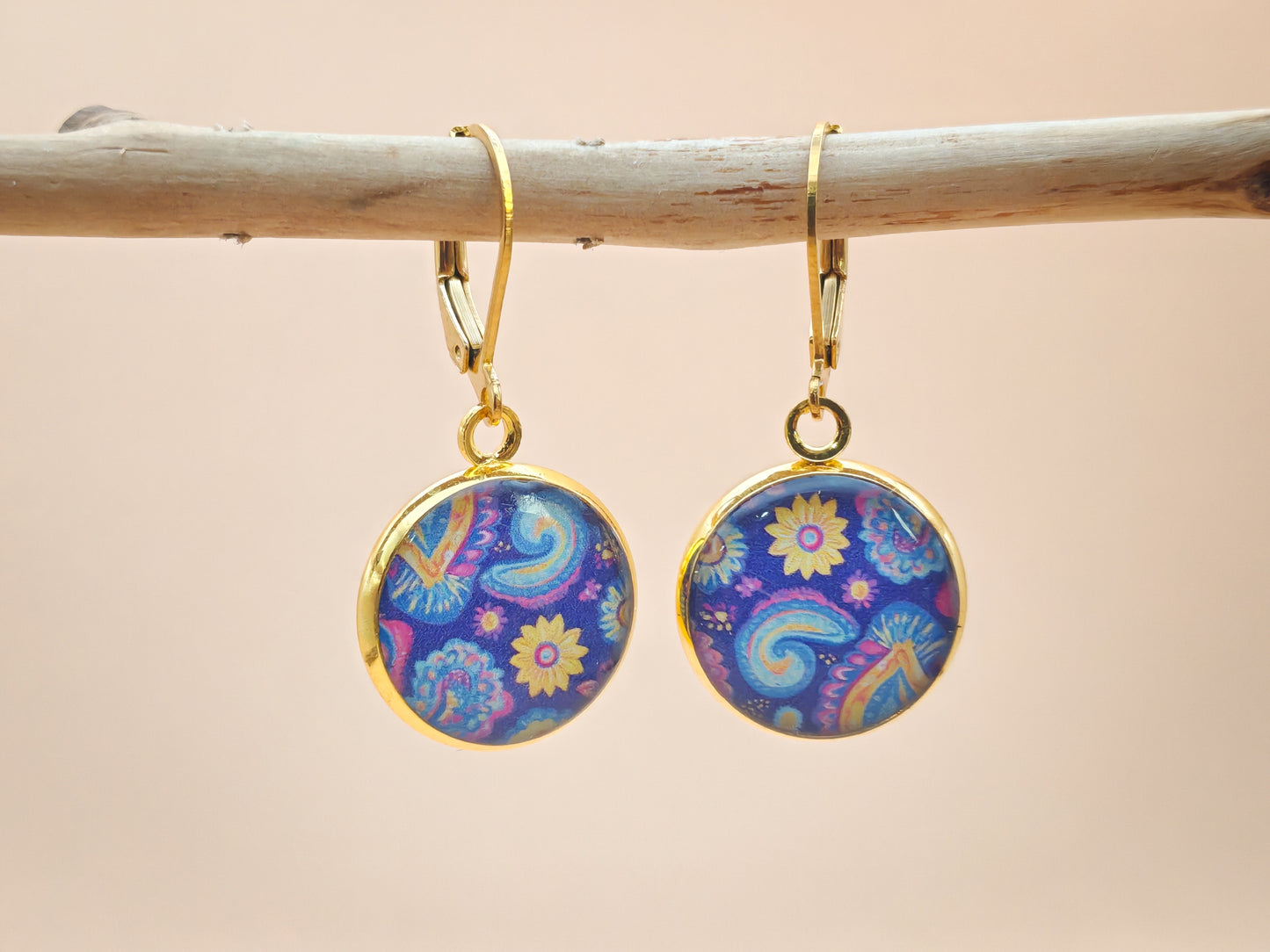 Boucles d’oreilles dormeuses – Motifs colorés sur fond bleu profond