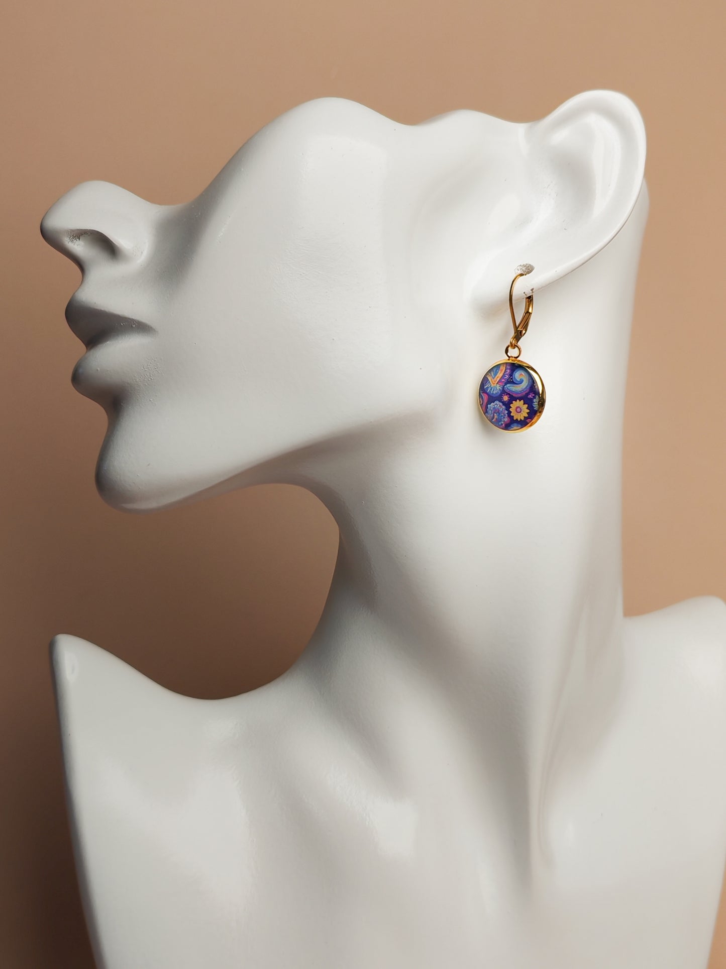 Boucles d’oreilles dormeuses – Motifs colorés sur fond bleu profond
