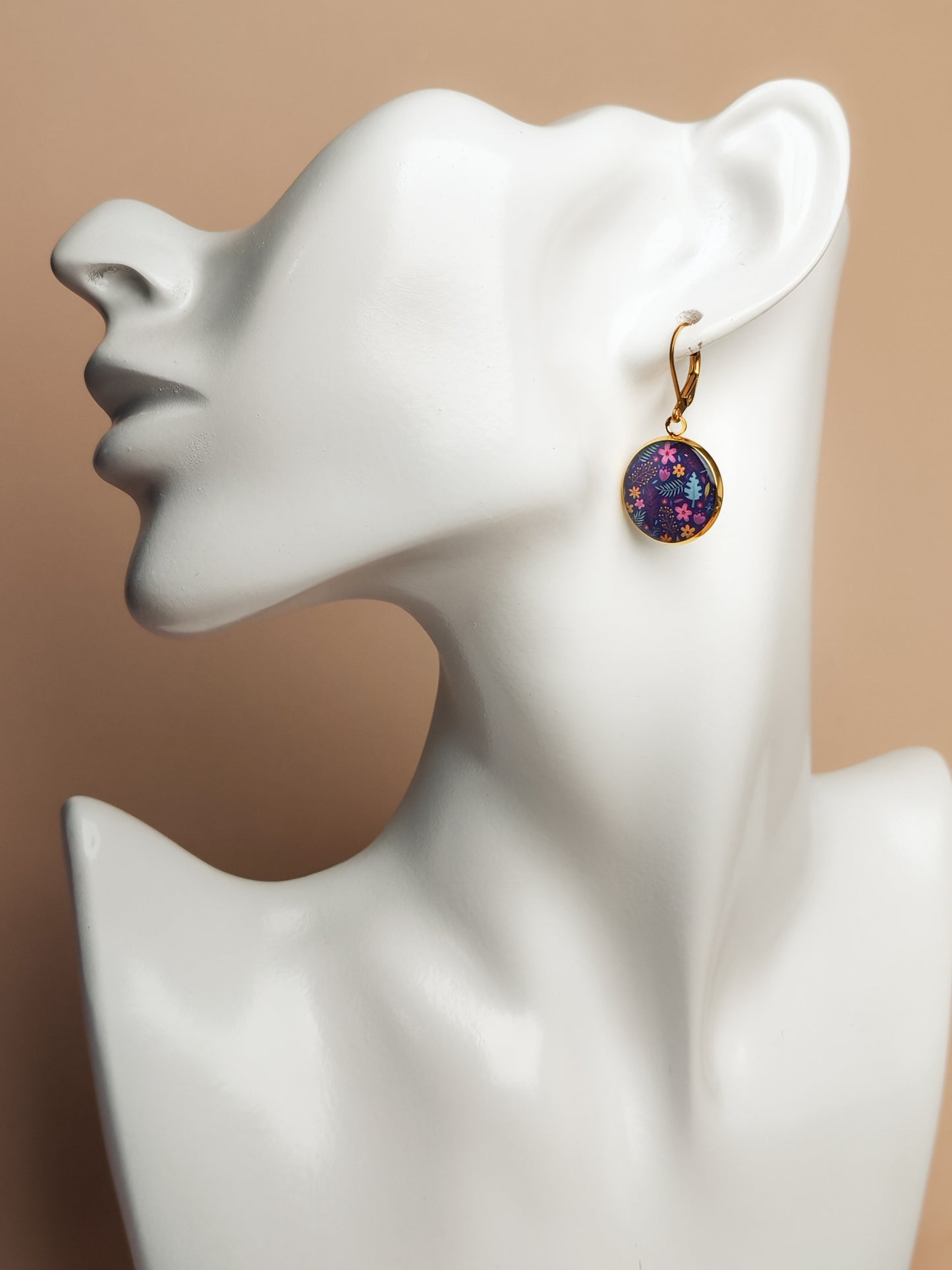 Boucles d’oreilles dormeuses – Herbier nocturne aux fleurs colorées