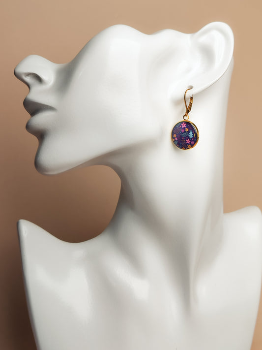 Boucles d’oreilles dormeuses – Herbier nocturne aux fleurs colorées