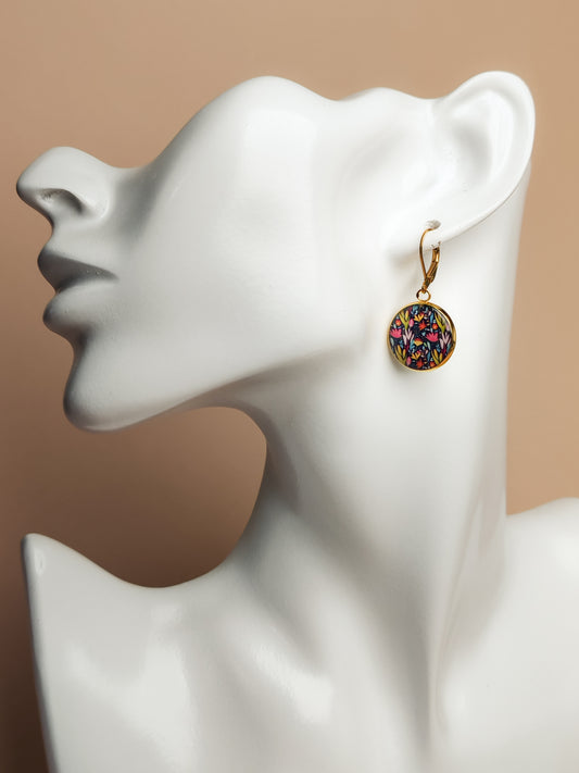 Boucles d’oreilles dormeuses – Feuillage coloré sur fond profond