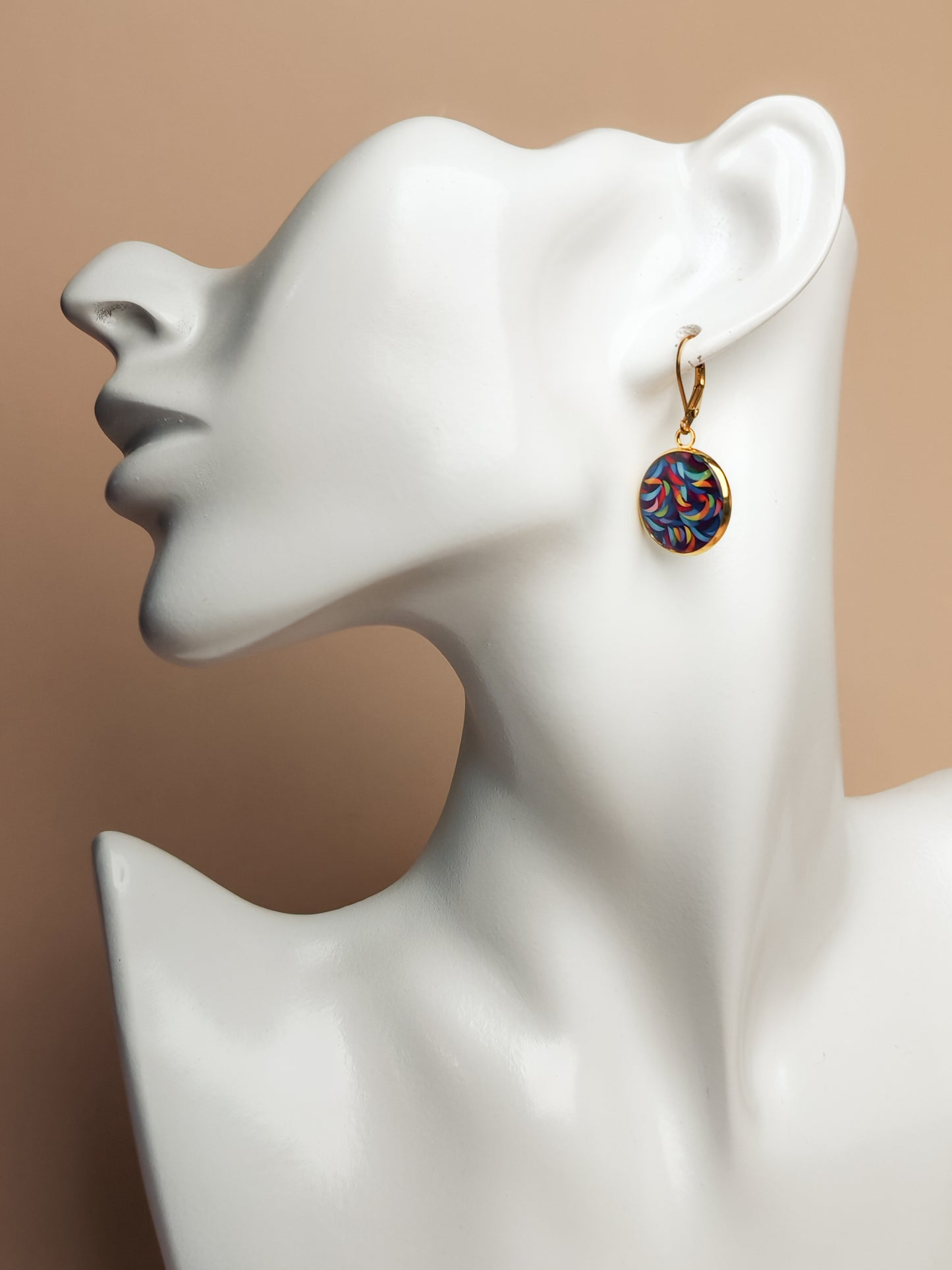 Boucles d’oreilles dormeuses – Volutes colorées sur fond bleu