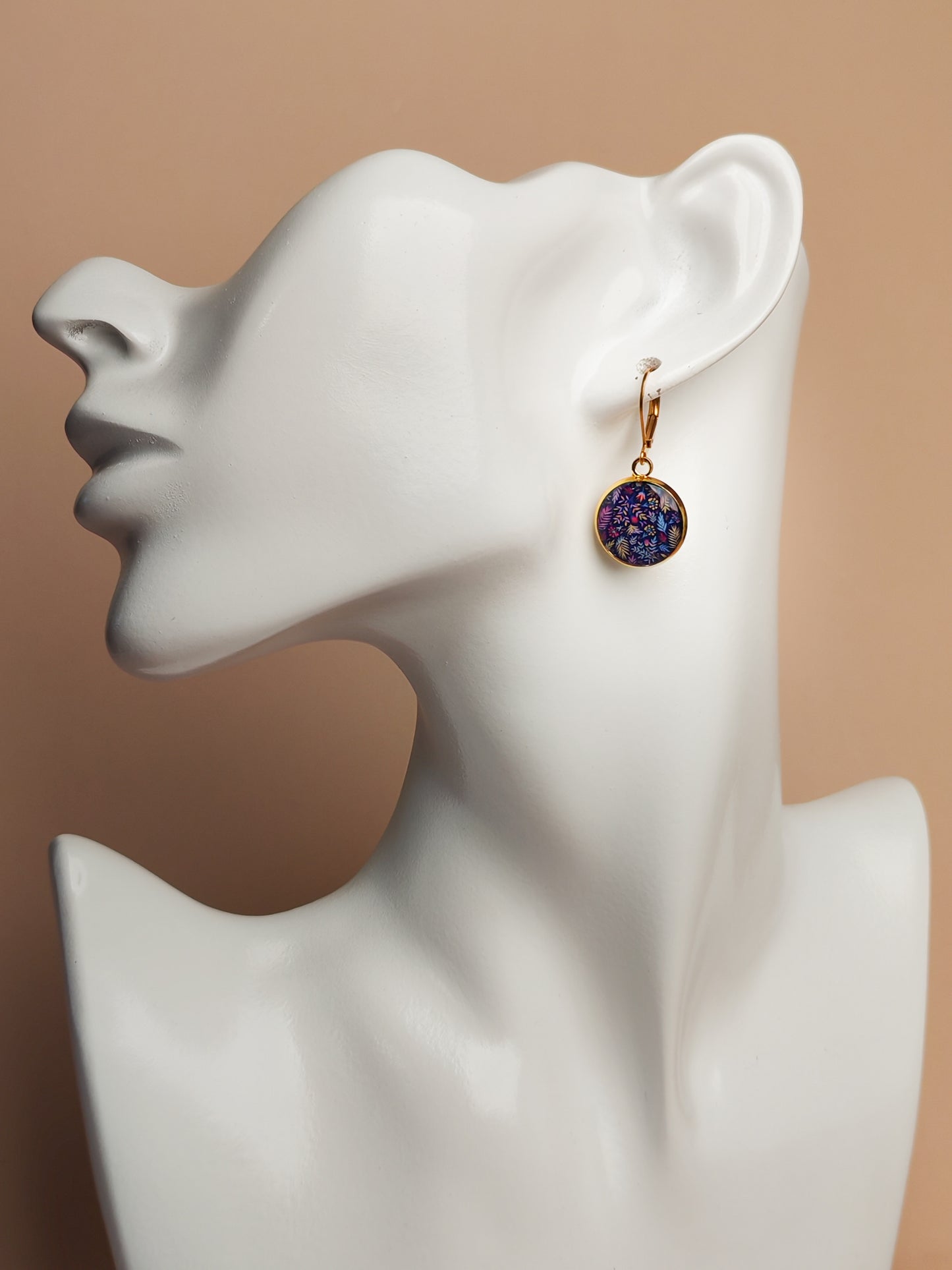 Boucles d’oreilles dormeuses – Feuillage coloré sur fond bleu nuit