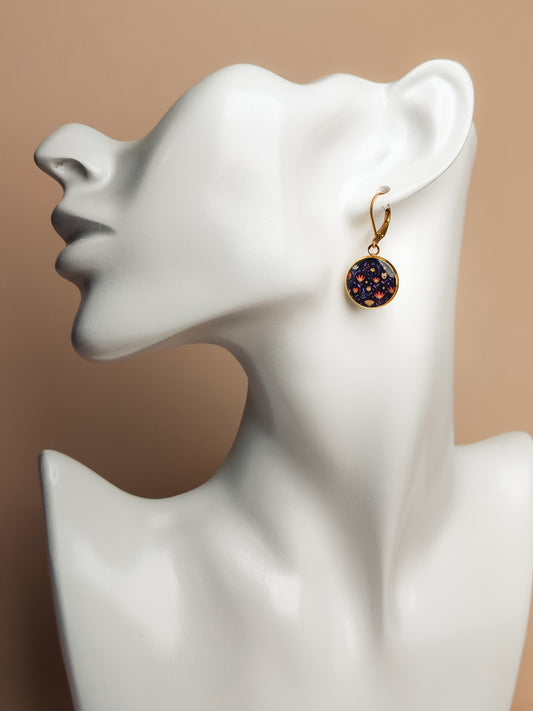 Boucles d’oreilles dormeuses – Fleurs nocturnes sur fond noir profond