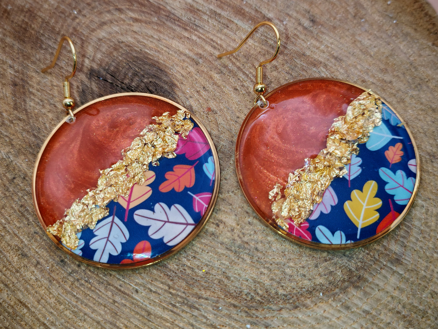 Boucles d’oreilles pendantes – Rouge cuivré et feuillage graphique