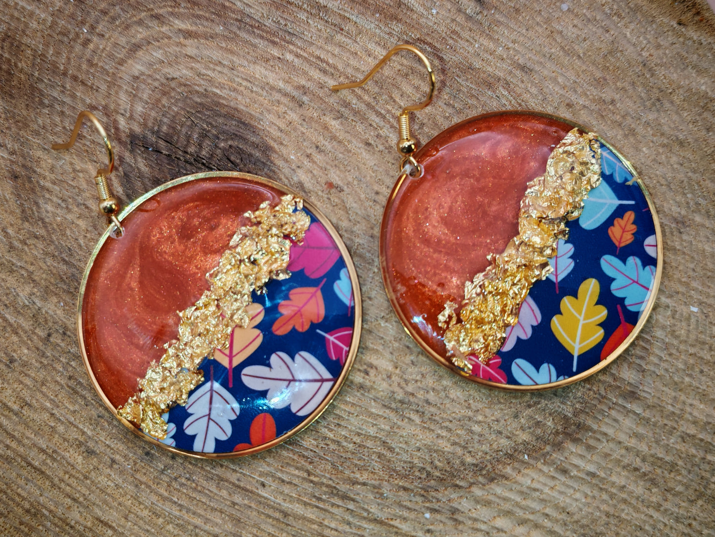 Boucles d’oreilles pendantes – Rouge cuivré et feuillage graphique