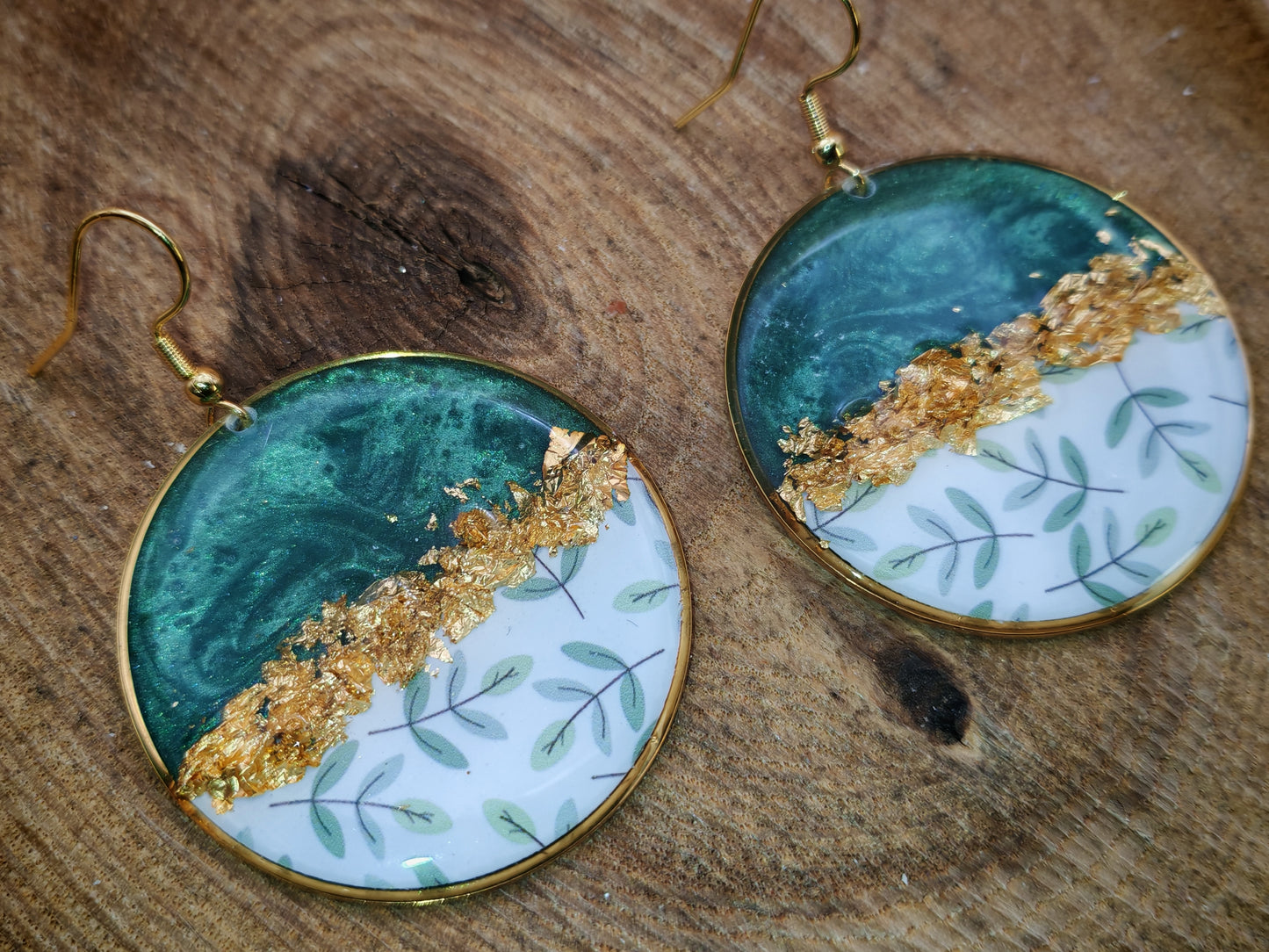 Boucles d’oreilles pendantes – Vert profond et feuillage délicat