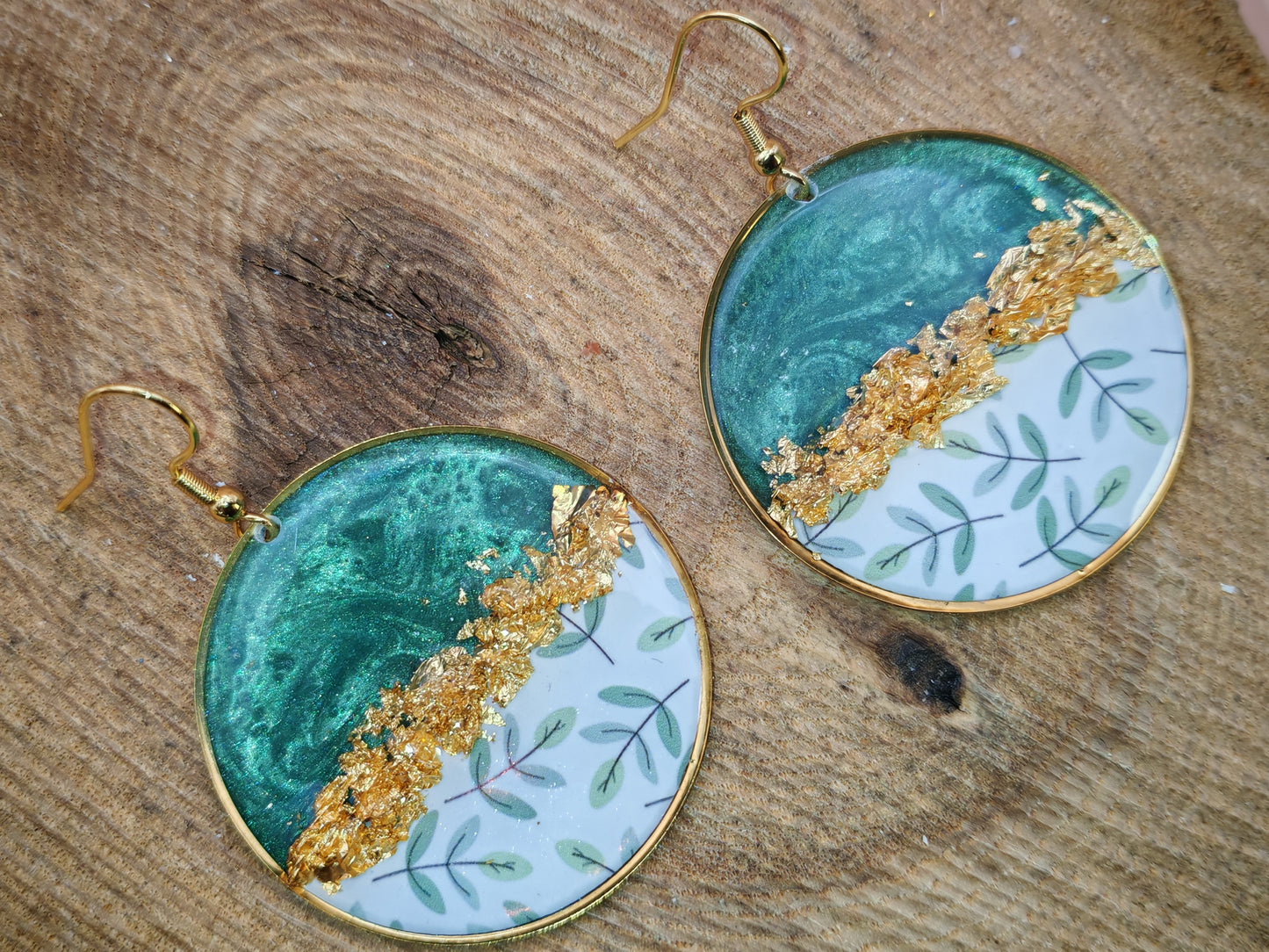 Boucles d’oreilles pendantes – Vert profond et feuillage délicat