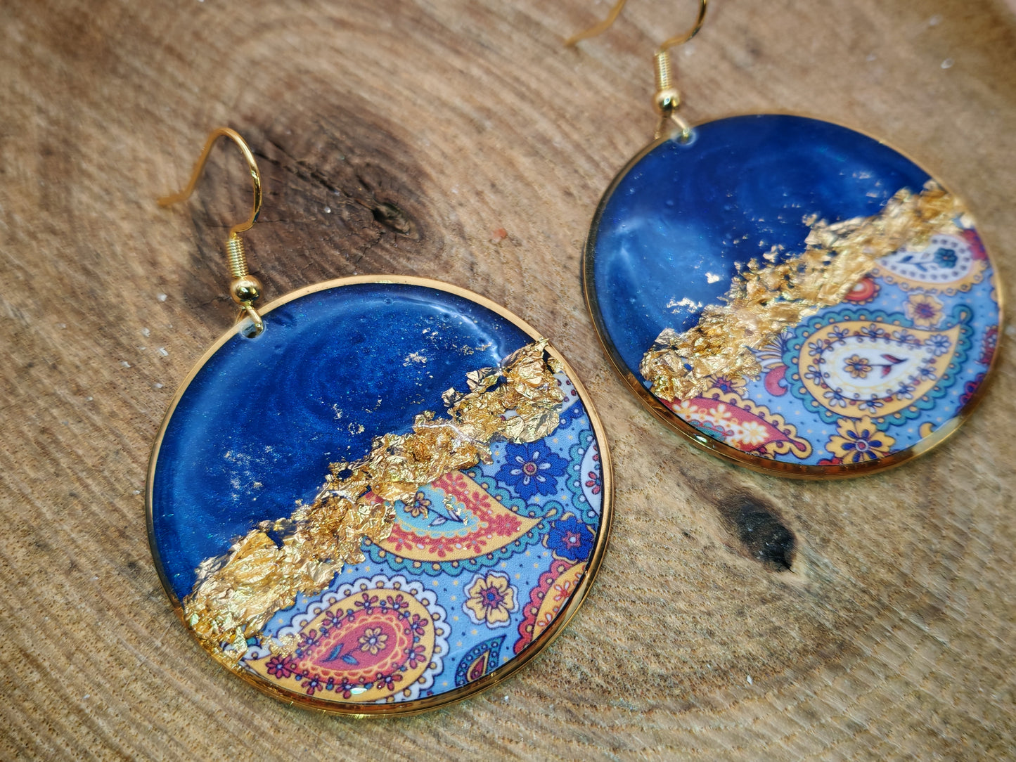 Boucles d’oreilles pendantes – Bleu profond et arabesques délicates
