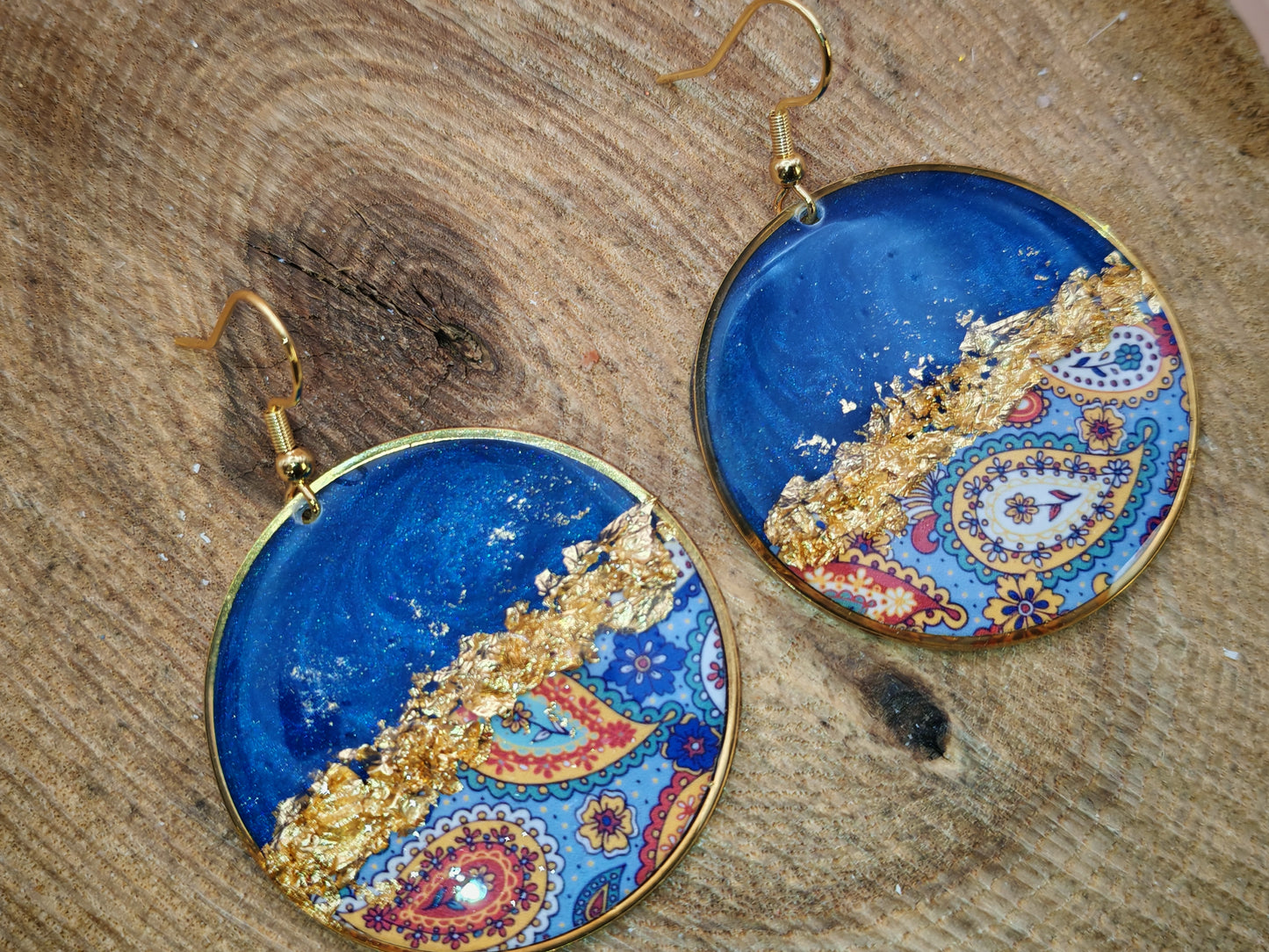 Boucles d’oreilles pendantes – Bleu profond et arabesques délicates